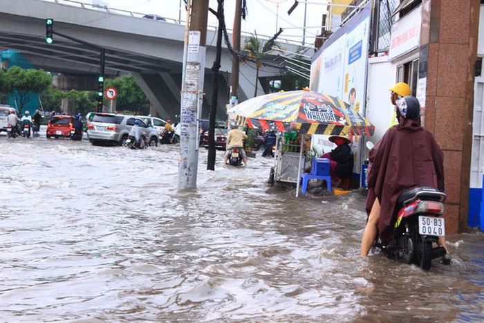 The street was still flooded after it stopped raining. Photo: Tuoi Tre