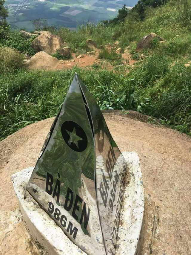 Apart from littering, the summit sign atop Ba Den Mountain was also ruined.