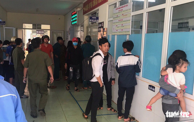 Relatives and friends of the students who fell into a lake in Dak Nong Province, Vietnam, on May 9, 2018, wait at a local hospital. Photo: Tuoi Tre