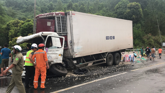 The truck carrying frozen clams is damaged following the accident. Photo: Tuoi Tre