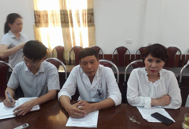 Doctors at Ha Dong General Hospital in Hanoi hold a press conference addressing the death of a patient after surgery on May 10, 2018. Photo: Tuoi Tre