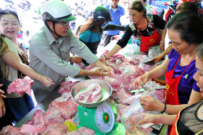 Consumers in Ho Chi Minh City buy pork from a stall. Photo: Tuoi Tre