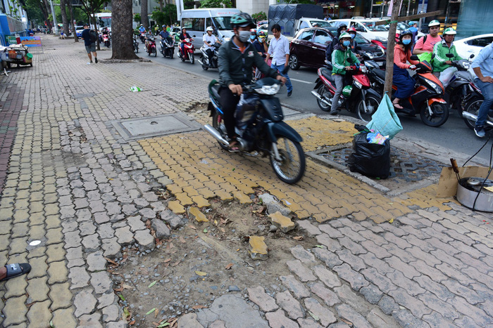 A motorcycle runs on the sidewalk along Nguyen Thi Minh Khai Street in Ho Chi Minh City, Vietnam. Photo: Tuoi Tre