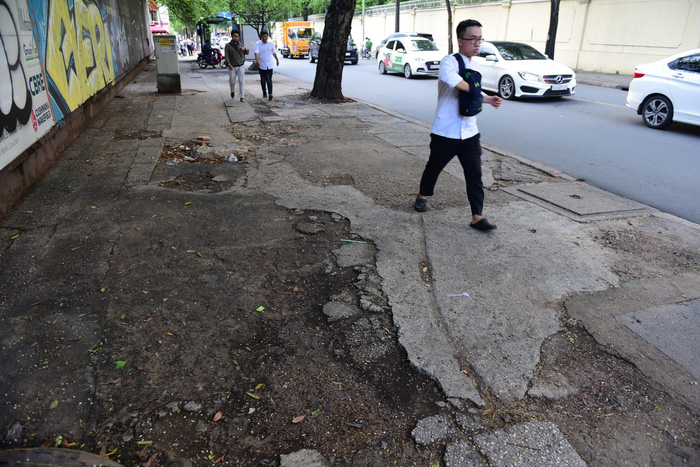 An uncovered sidewalk area is seen along Hai Ba Trung Street in Ho Chi Minh City, Vietnam. Photo: Tuoi Tre