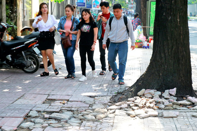 People walk towards a ruined sidewalk spot on Pasteur Street in Ho Chi Minh City, Vietnam. Photo: Tuoi Tre