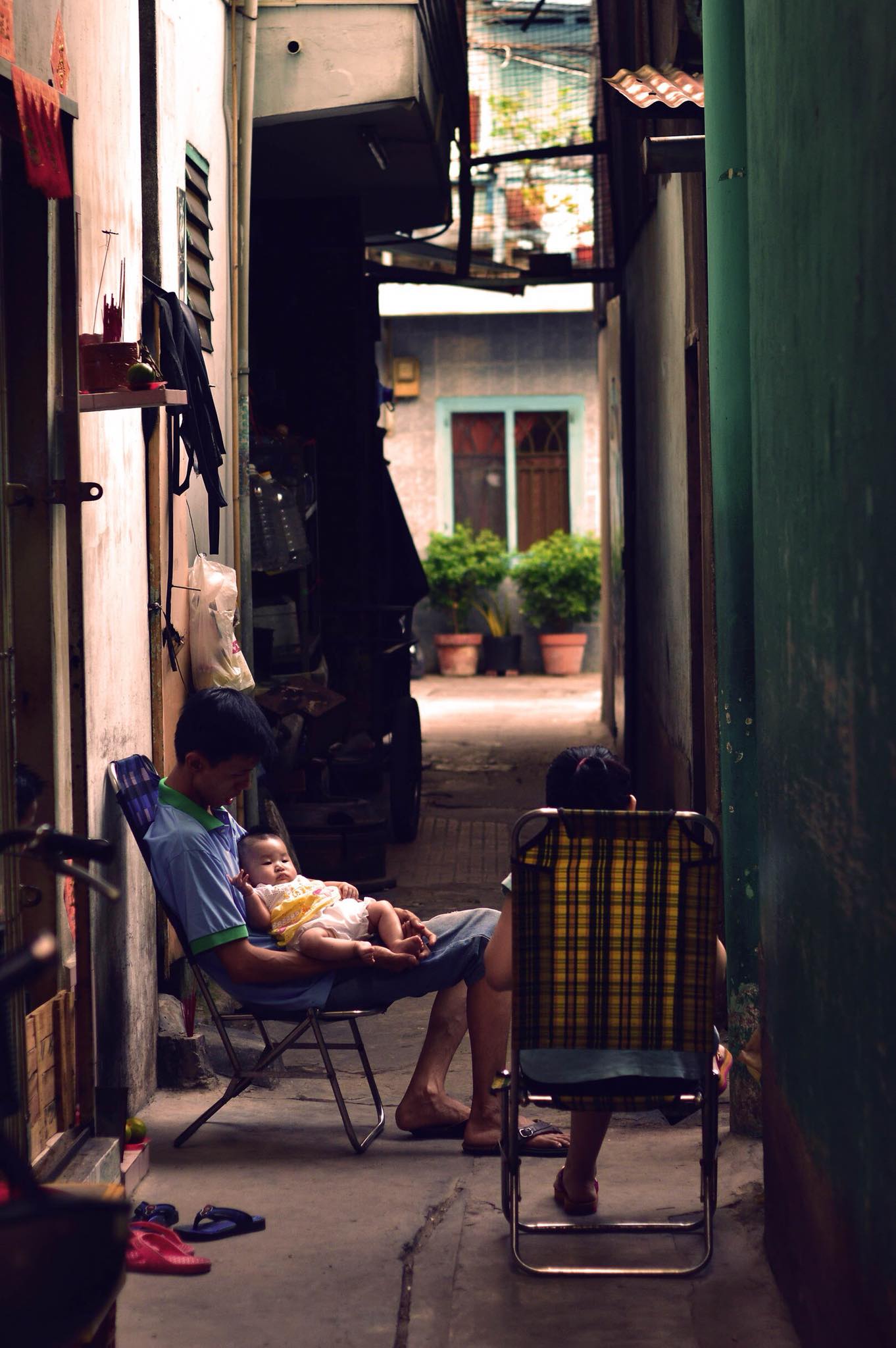 A man hugs his baby in the lap. Photo: Humans of Saigon