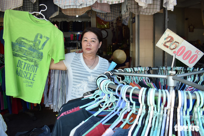 A woman hangs a shirt at the Chau Long Market in An Giang Province, southern Vietnam. Photo: Tuoi Tre
