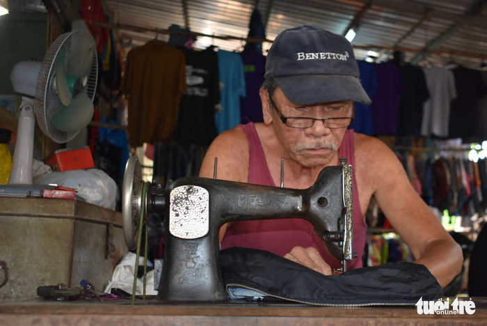 Nguyen Hoang Phuc works at a treadle sewing machine at his shop in the Chau Long Market in An Giang Province, southern Vietnam. Photo: Tuoi Tre