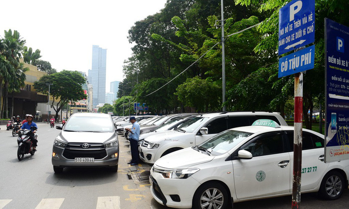 Cars parked on a street in District 1, Ho Chi Minh City. Photo: Tuoi Tre