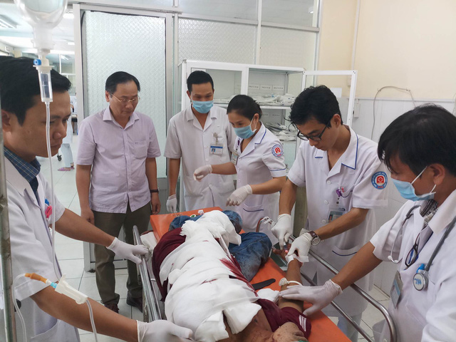 A victim is being treated at the Khanh Hoa Province General Hospital. Photo: Tuoi Tre
