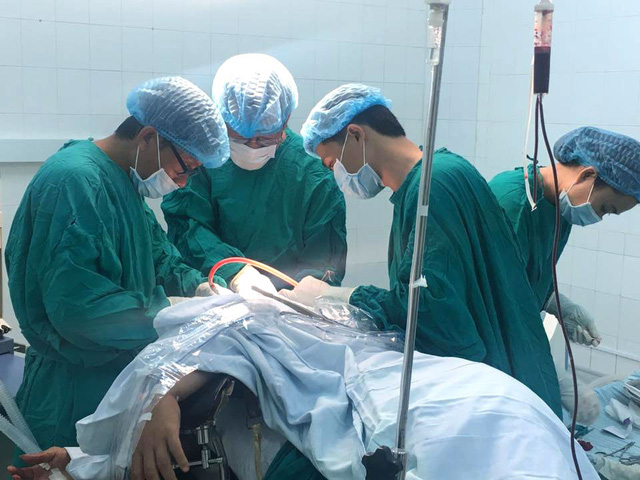 Doctors at the Binh Phuoc Province General Hospital perform the surgery on May 12, 2018. Photo: Tuoi Tre