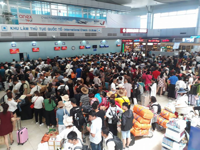 Passengers queue for immigration at Cam Ranh International Airport in the south-central province of Khanh Hoa on May 14, 2018. Photo: Tuoi Tre