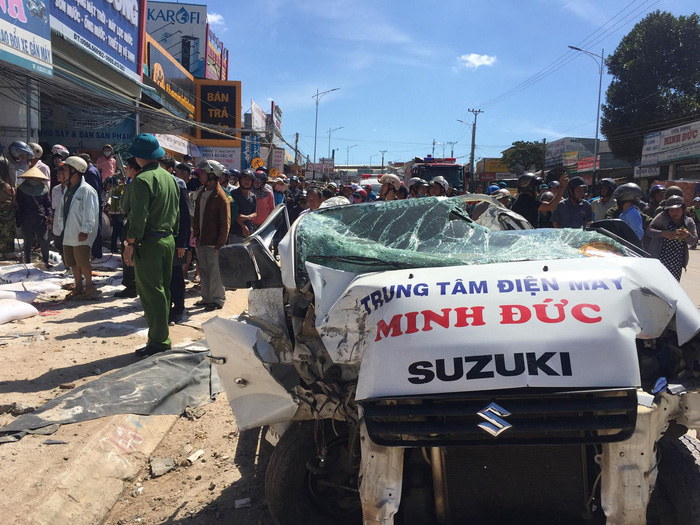 The mini truck is severely distorted after the crash. Photo: Tuoi Tre