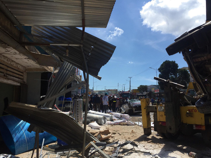 Houses are damaged after being hit by the truck. Photo: Tuoi Tre