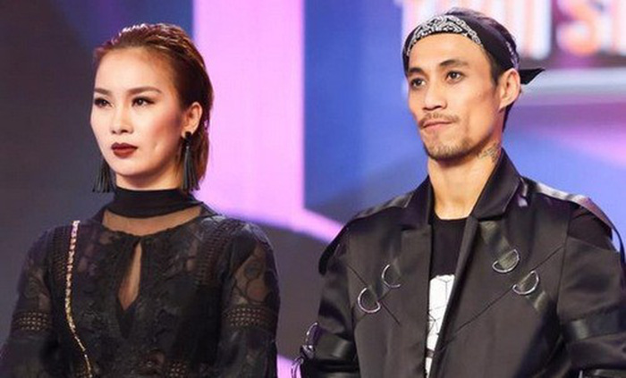Pham Anh Khoa (R) and Pham Lich during a reality TV singing competition.