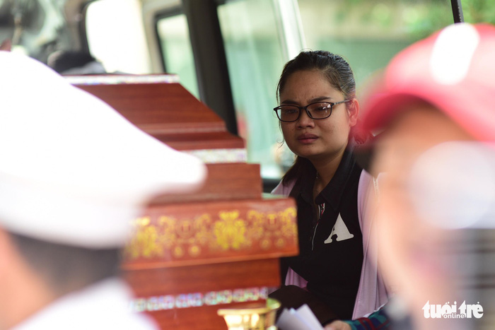 Nguyen Hoang Nam’s fiancée sits by his coffin on May 14, 2018. Photo: Tuoi Tre