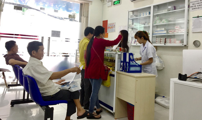 People use services at the clinic as they think it belongs to the University Medical Center. Photo: Tuoi Tre