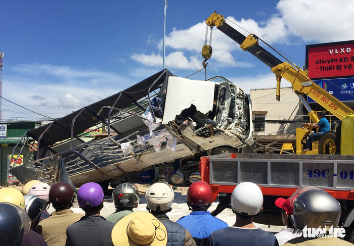 A crane picks up the truck after the accident. Photo: Tuoi Tre
