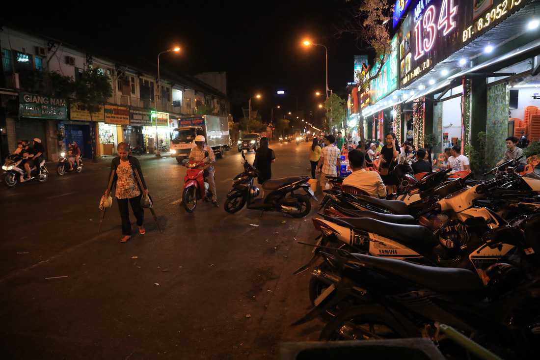 Motorcycles flood part the sidewalk on Tran Hung Dao Street in District 5, Ho Chi Minh City, Vietnam. Photo: Tuoi Tre