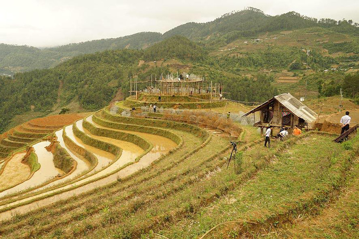 A scene of the exhibition “May pha le” under construction on Mu Cang Chai’s “mam xoi” hill is captured in this photo. Photo: Tuoi Tre