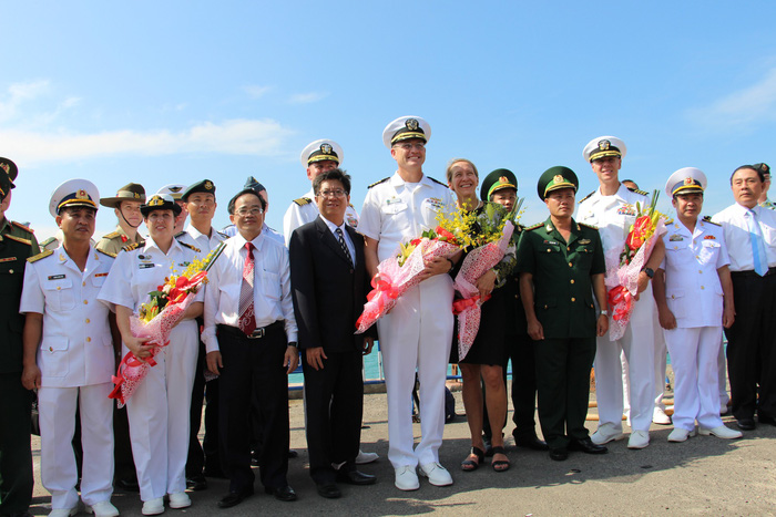 Officials in Khanh Hoa Province take a photo with naval officers aboard the USNS Mercy. Photo: Tuoi Tre