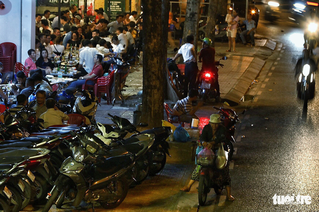 Motorcycles fill a sidewalk on Hoang Sa Street in District 1, Ho Chi Minh City, Vietnam, despite an earlier order from officials to move the illegally parked motorcycles. Photo: Tuoi Tre
