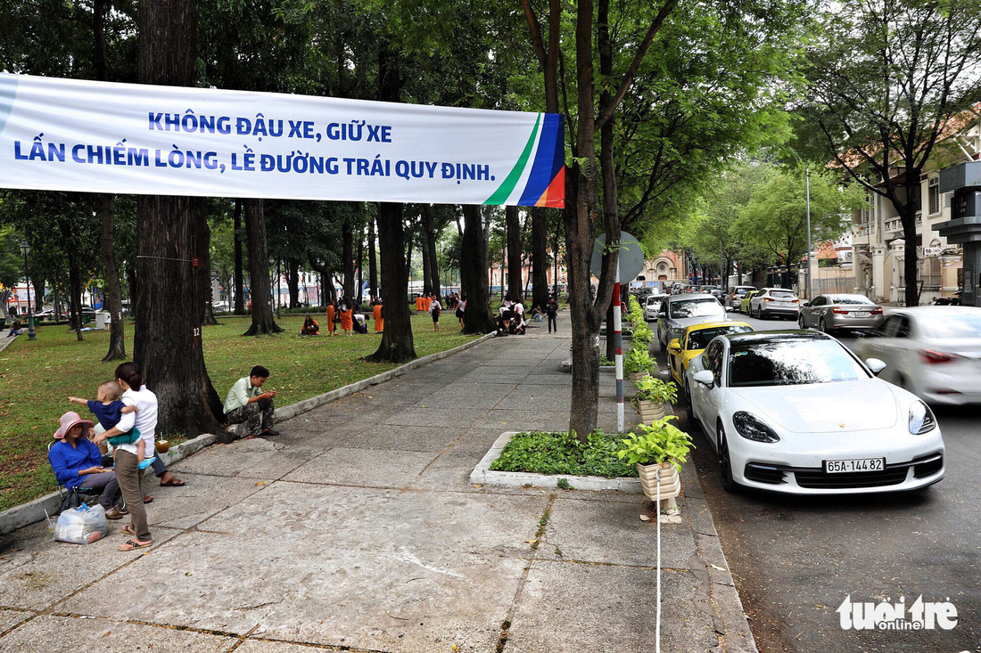 Cars park near a white banner that discourages illegal parking on Han Thuyen Street in District 1, Ho Chi Minh City, Vietnam. Photo: Tuoi Tre