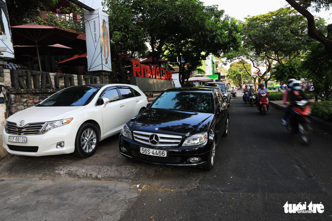 A car parked on the pavement on Nguyen Van Cu Street in District 5, Ho Chi Minh City, Vietnam. Photo: Tuoi Tre