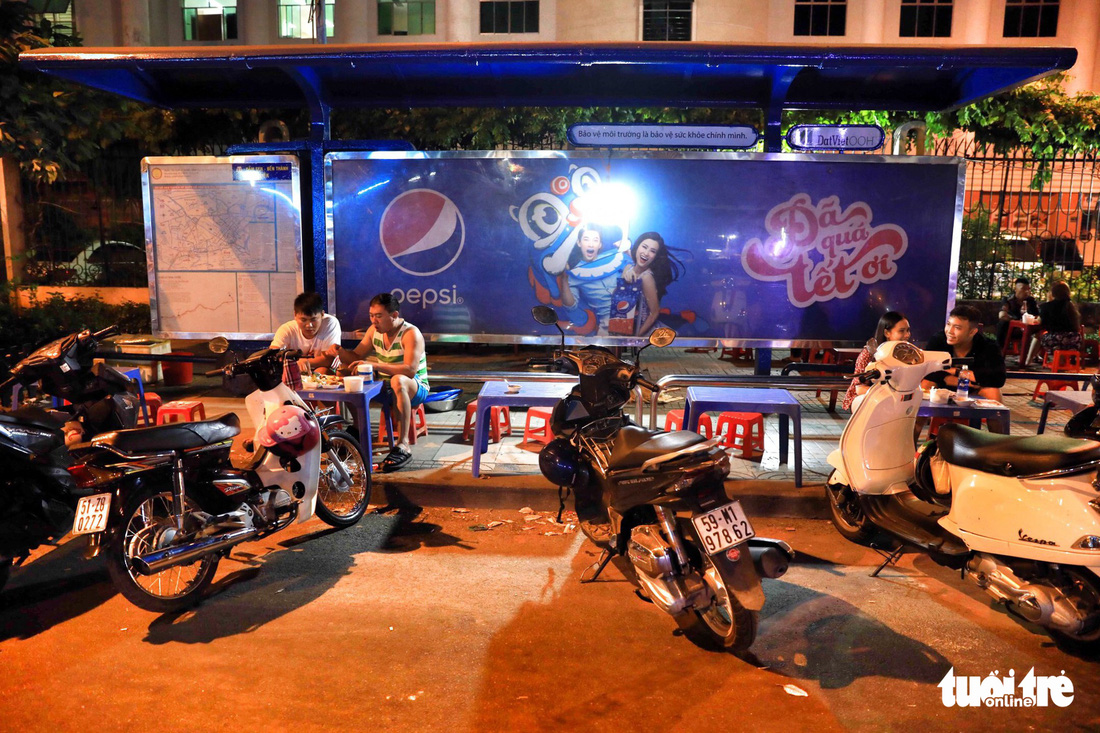 Diners at a roadside eatery near a bus station on An Duong Vuong Street in District 5,  Ho Chi Minh City, Vietnam. Photo: Tuoi Tre