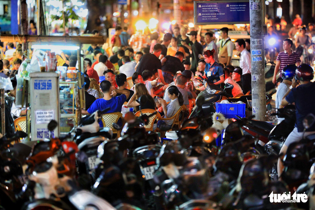 Patrons and motorcycles crowd part of the sidewalk along Nguyen Tri Phuong Street in District 5, Ho Chi Minh City, Vietnam. Photo: Tuoi Tre