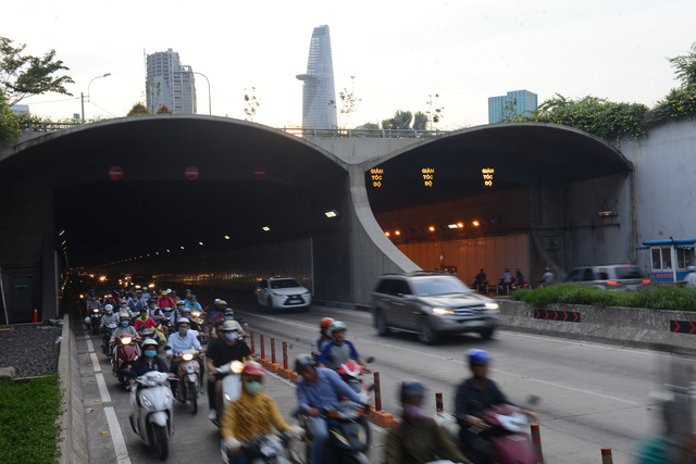 Commuters leave Thu Thiem Tunnel in Ho Chi Minh City. Photo: Tuoi Tre