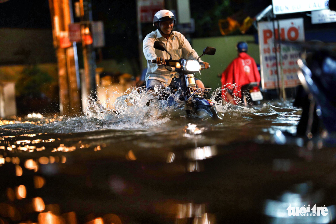 Ho Ngoc Lam Street is still flooded as of 10:00 pm on May 19, 2018.