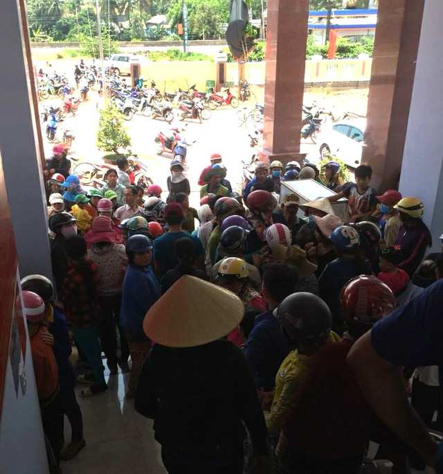 People gather at a government building to await results from police investigation of suspected child abduction in Binh Dinh Province, Vietnam, May 19, 2018. Photo: Tuoi Tre