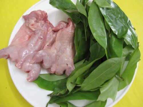 Rats and soursop leaves ready to be stir-fried. Photo: Thanh Ta
