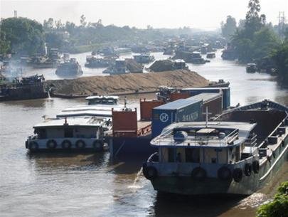 Vessels crowd the Cho Gao Canal in Tien Giang Province, southern Vietnam. Photo: Tuoi Tre