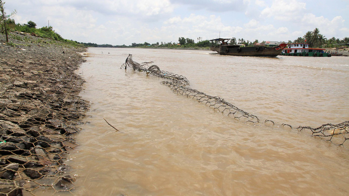 Dislodged embankment iron nets lie in the Cho Gao Canal in Tien Giang Province, southern Vietnam. Photo: Tuoi Tre