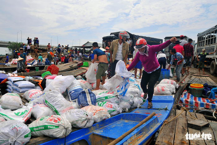 Sacks of dead fish are loaded onto boats along the La Nga River in Dong Nai Province, Vietnam, May 21, 2018. Photo: Tuoi Tre