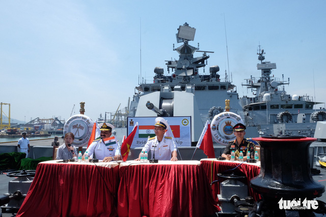 A ceremony is held at Tien Sa Port to welcome the Indian naval officers. Photo: Tuoi Tre