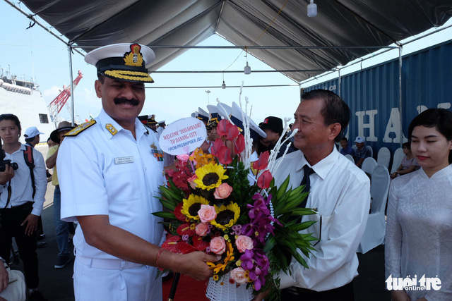 Rear Admiral Dinesh Kumar Tripathi, flag officer commanding of India’s Eastern Fleet, receives flowers from a Da Nang official. Photo: Tuoi Tre