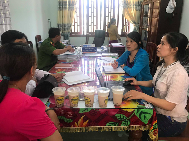 Local authorities work with leaders of the school. Photo: Tuoi Tre