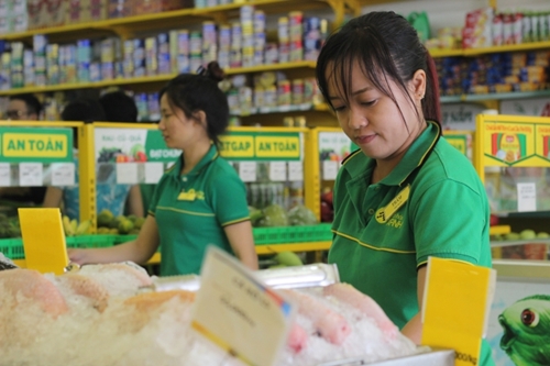 An attendant works at a Bach Hoa Xanh store in Ho Chi Minh City. Photo: Tuoi Tre
