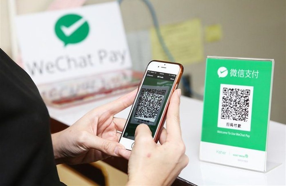 A customer scans QR code on WeChat Pay to complete a payment. Photo: Tuoi Tre