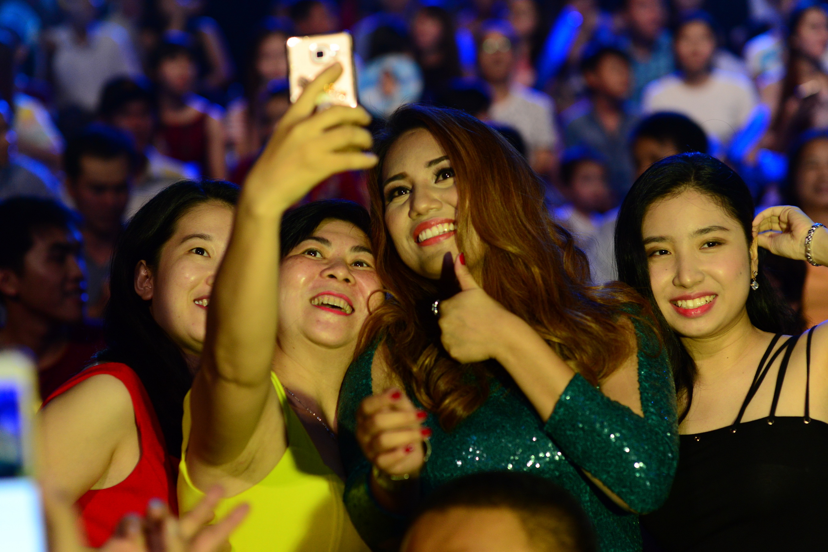 Janice Phuong poses for pictures with her fans at Vietnam Idol 2016. Photo: Tuoi Tre