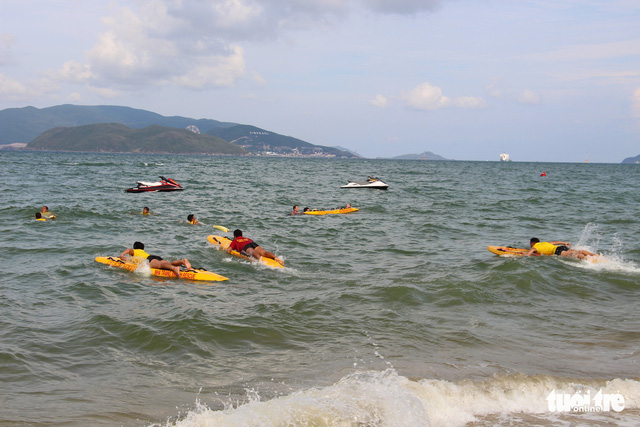 Lifesavers hurry to save mock-drowning victims during drill in Khanh Hoa Province, Vietnam, May 22, 2018. Photo: Tuoi Tre