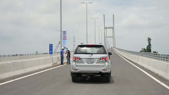 A test run is carried on the new bridge. Photo: Tuoi Tre