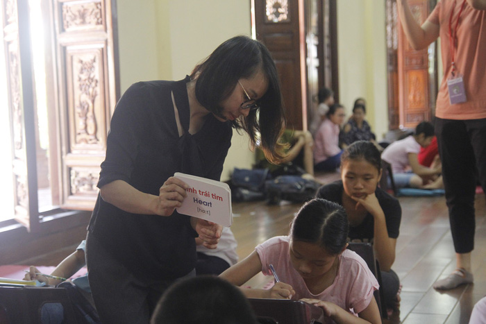 Duyen attending to the students. Photo: Tuoi Tre
