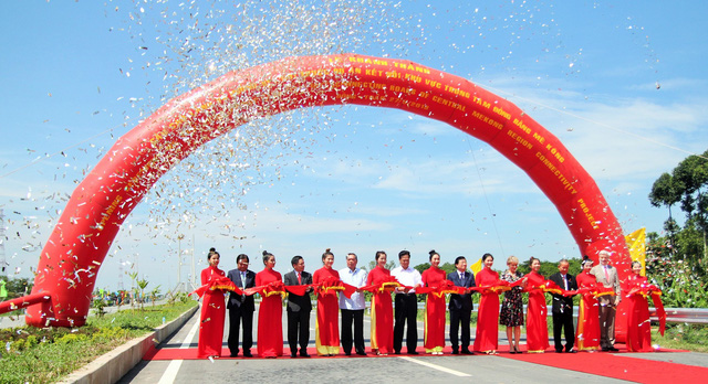 A ribbon cutting ceremony for the Cao Lanh Bridge is seen in Dong Thap Province, Vietnam, May 27, 2018. Photo: Tuoi Tre