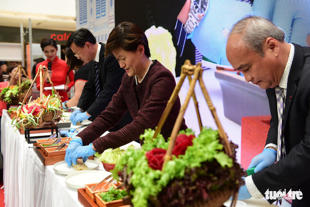 Singaporean Ambassador to Vietnam Catherine Wong and guests are seen making popiah, a Singaporean dish, at the Singapore Food Festival in Ho Chi Minh City on May 26, 2018. Photo: Tuoi Tre