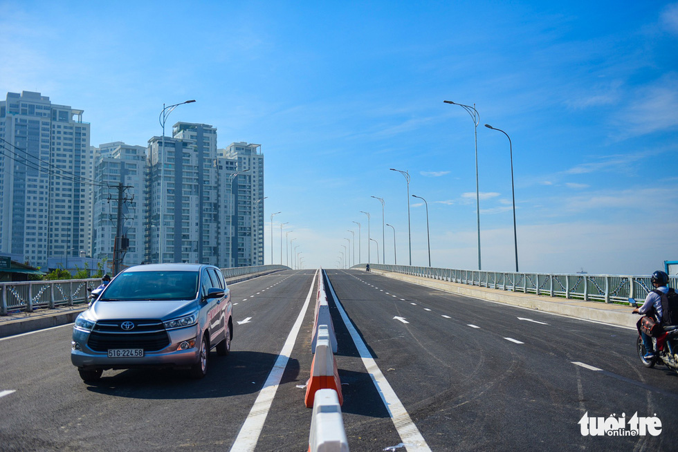A car driving on the new bridge in Ho Chi Minh City, Vietnam, May 30, 2018. Photo: Tuoi Tre