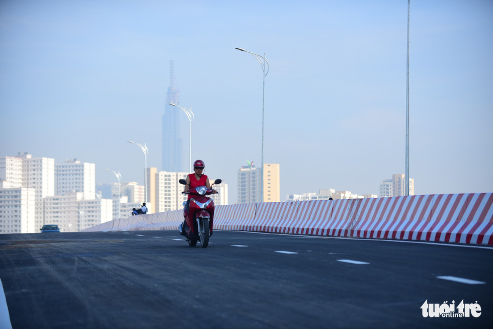 A woman rides her motorcycle on the new bridge in Ho Chi Minh City, Vietnam, May 30, 2018. Photo: Tuoi Tre